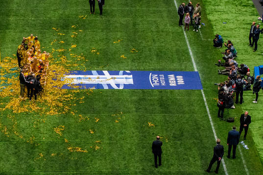 Players of LSK Kvinner celebrate