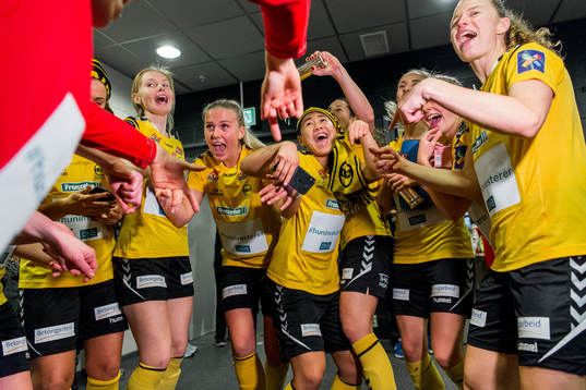 Emilie Nautnes and Meryll Abrahamsen of LSK Kvinner