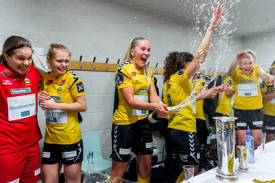 Goalkeeper Ida Norstrøm, Malin Brenn and Emilie Nautnes of