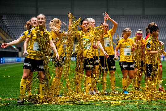 Anja Sønstevold, Cathrine Dekkerhus and the players of LSK