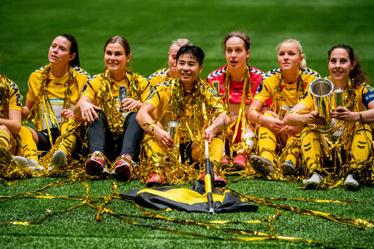 Meryll Abrahamsen and the players of LSK Kvinner