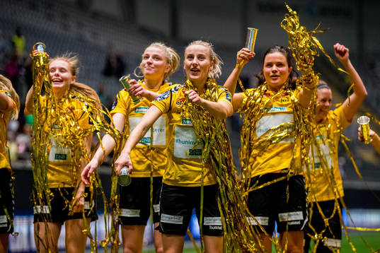 Anja Sønstevold, Cathrine Dekkerhus and the players of LSK