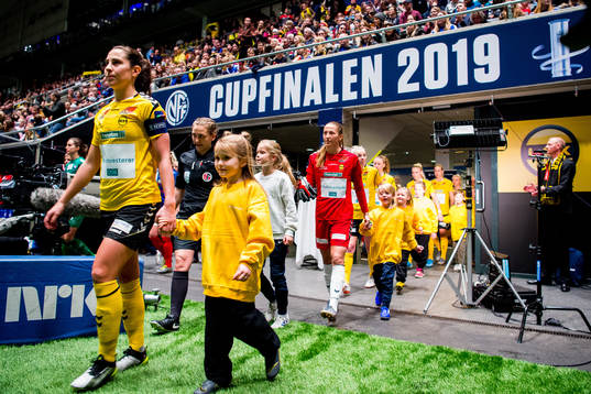 Ingrid Moe Wold and goalkeeper Cecilie Fiskerstrand of LSK