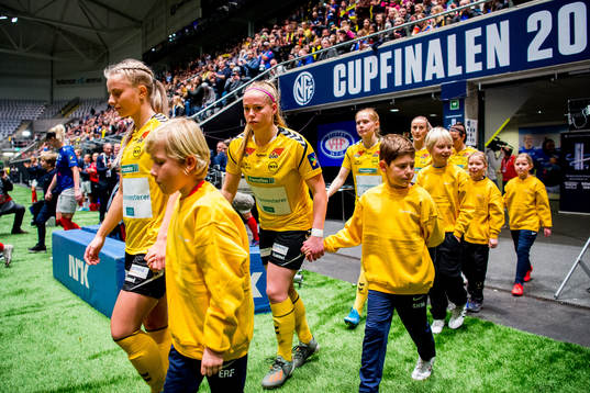 Therese Sessy Åsland of LSK Kvinner enters the pitch