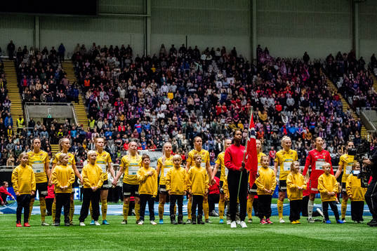 The players of LSK Kvinner line up