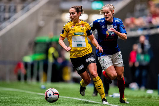 Ingrid Moe Wold of LSK Kvinner and Andrine Tomter of