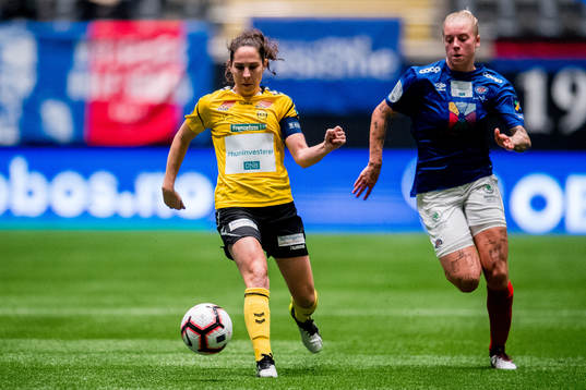 Ingrid Moe Wold of LSK Kvinner and Marie Dølvik Markussen