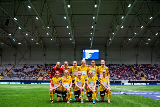 Goalkeeper Cecilie Fiskerstrand (2nd row), Elise Thorsnes,