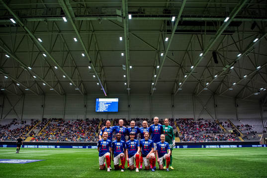 Sherida Spitse (2nd row), Marie Dølvik Markussen, Andrine