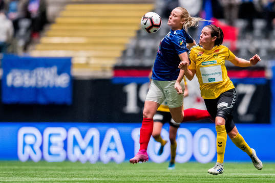 Victoria Ludvigsen of Vålerenga and Isabell Bachor of LSK