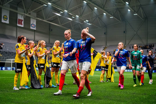 Stine Reinås and Marie Dølvik Markussen of Vålerenga