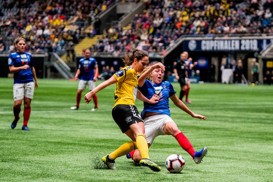 Ingrid Moe Wold of LSK Kvinner and Rikke Marie Madsen of