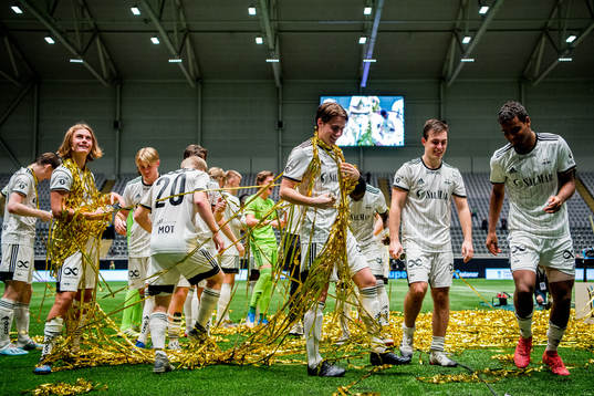 Teodor Berg Haltvik and the players of Rosenborg celebrate
