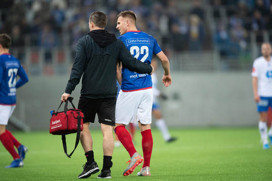 Ivan Näsberg of Vålerenga leaves the pitch with and injury