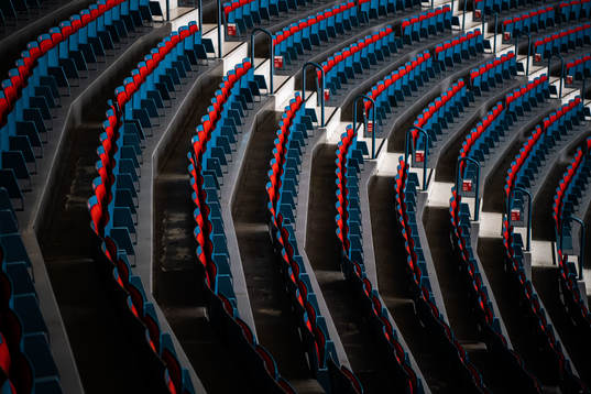 Tomma sittplatser på Hovet