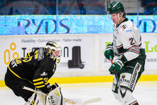 s målvakt August Hedlund och Tingsryds Gustav Olhaver