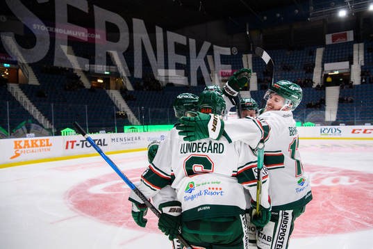 Tingsryds Jakob Heljemo jublar med lagkamrater