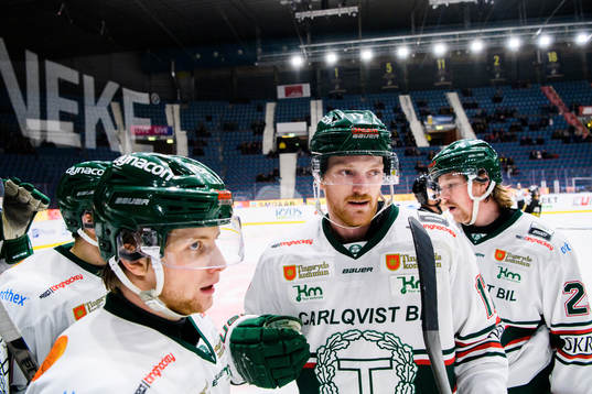 Tingsryds Joseph Jonsson jublar med lagkamrater