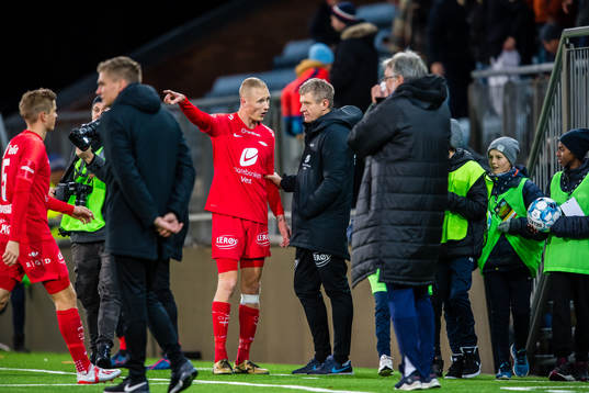 Kristoffer Ramos Barmen of Brann and Lars Arne Nilsen, head