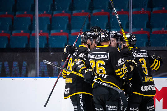 s Jacob Svensson jublar med lagkamrater