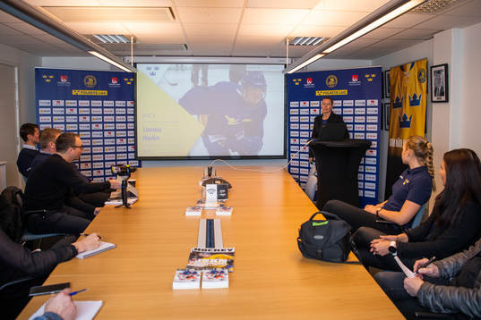 Damkronornas huvudcoach Ylva Martinsen presenterar truppen