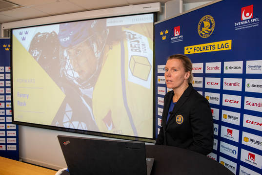 Damkronornas huvudcoach Ylva Martinsen presenterar truppen