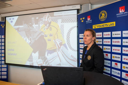 Damkronornas huvudcoach Ylva Martinsen presenterar truppen