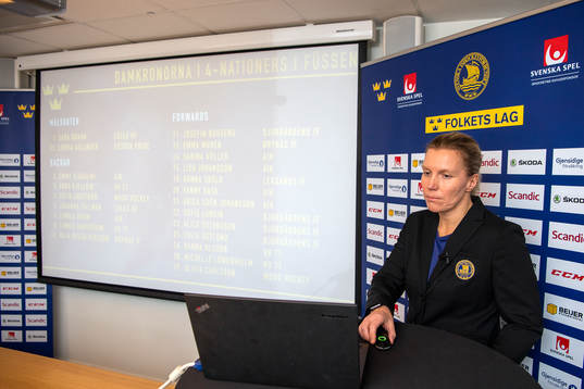Damkronornas huvudcoach Ylva Martinsen presenterar truppen