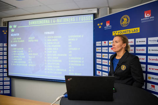 Damkronornas huvudcoach Ylva Martinsen presenterar truppen