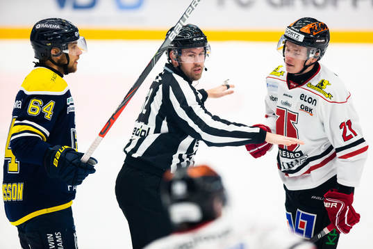 s Eric Martinsson och Örebros Linus Öberg i diskussion