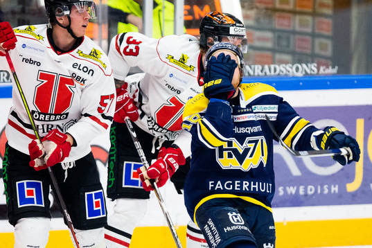 s Filip Sandberg tar sig för ansiktet