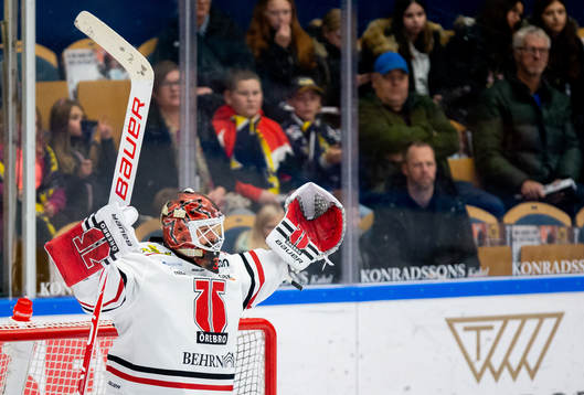 Örebros målvakt Dominik Furch sträcker upp armarna