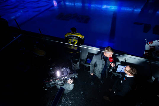 CMores Niklas Wikegård gör en intervju