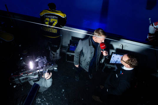 CMores Niklas Wikegård gör en intervju