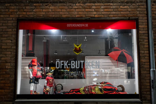 Skyltfönster på Östersunds kansli med supportershop