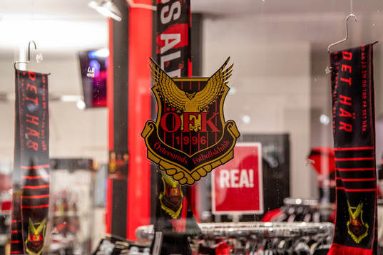 Östersunds klubbmärke på ett skyltfönster på kansliet