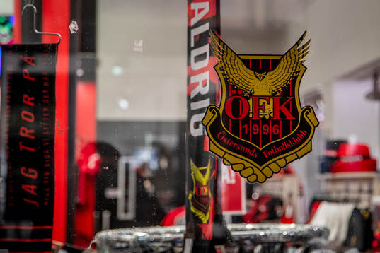 Östersunds klubbmärke på ett skyltfönster på kansliet