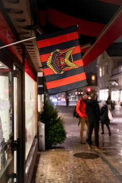 Östersunds flagga utanför kansliet och supportershopen