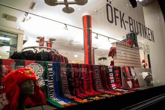 Skyltfönster med halsdukar på Östersunds kansli med