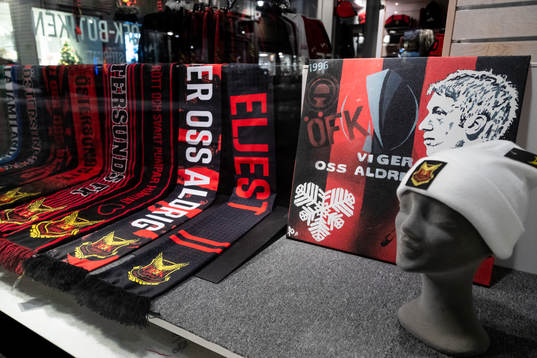 Halsdukar i ett skyltfönster på Östersunds kansli med