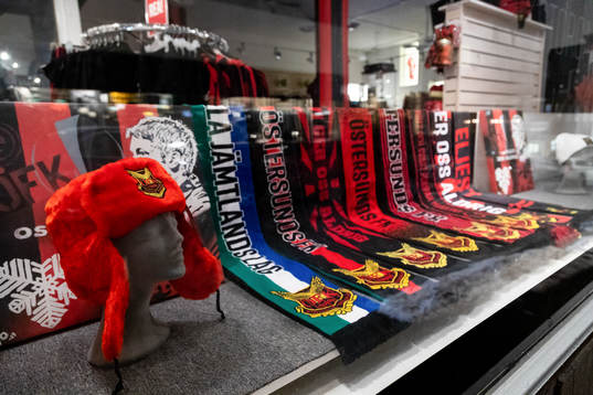 Halsdukar i ett skyltfönster på Östersunds kansli med