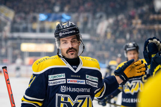 s Linus Fröberg jublar