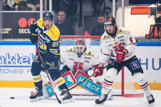 s Axel Holmström och Örebros målvakt Dominik Furch