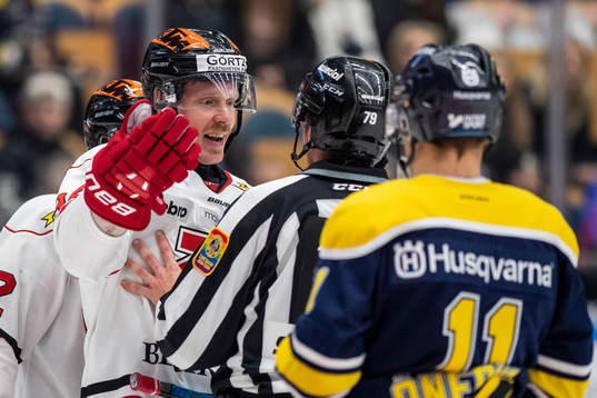 Örebros Ryan Stoa reagerar mot Linjedomare Henrik Pihlblad