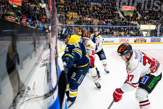 s Filip Sandberg och Örebros Ryan Stoa, Gustav Backström