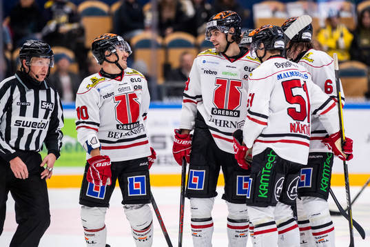 Örebros Shane Harper (v) jublar med lagkamrater