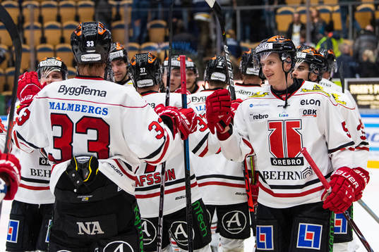 Örebros Gustav Backström jublar med lagkamrater