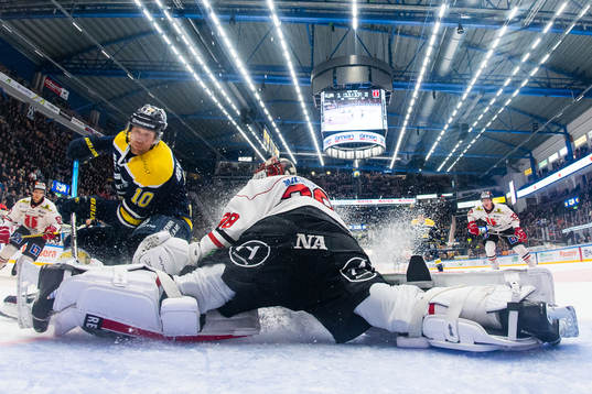 Örebros målvakt Dominik Furch räddar ett läge från