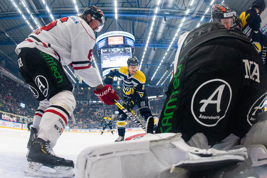 Örebros Stefan Warg och Örebros målvakt Dominik Furch