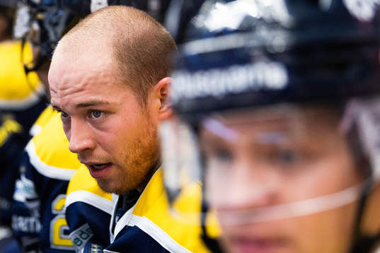 s Filip Sandberg utan hjälm i båset
